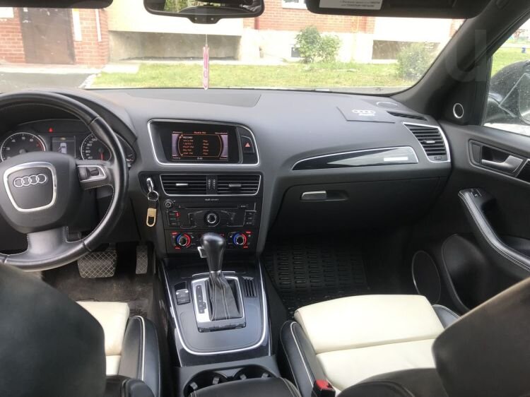 Чистота и порядок в салоне. Источник: https://ekaterinburg.drom.ru/audi/q5/34456427.html