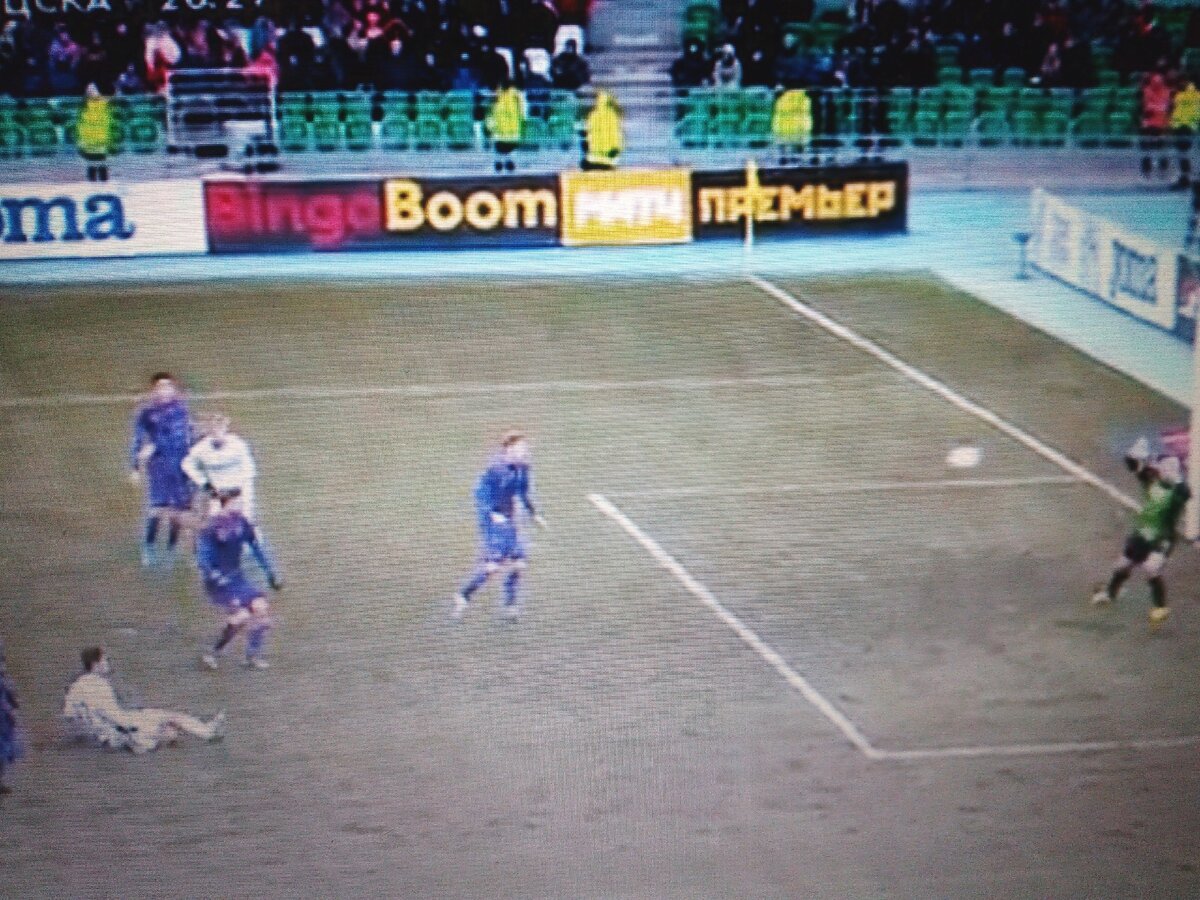 После удара Ахметов упал.