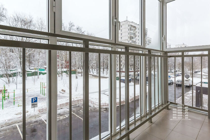 балкон с французским остеклением в одном из домов по программе реновации