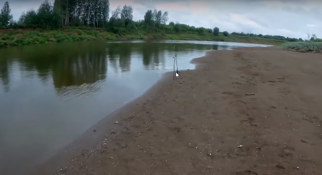 Подходящее место - пляж а напротив яма с коряжником.