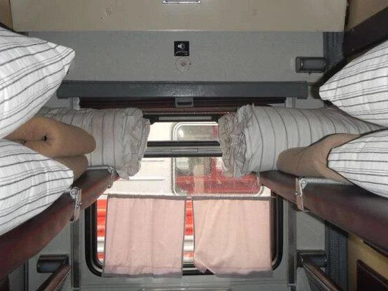 Так складывают матрасы одеяла и подушки 