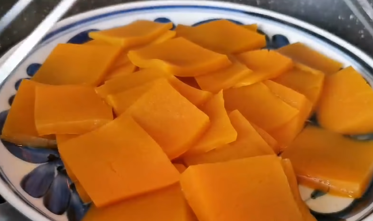 Нарезаем нашу тыкву и варим\парим 15 мин. Можно еще разогреть на 8 мин. в микроволновке, только закройте пищевой пленкой.