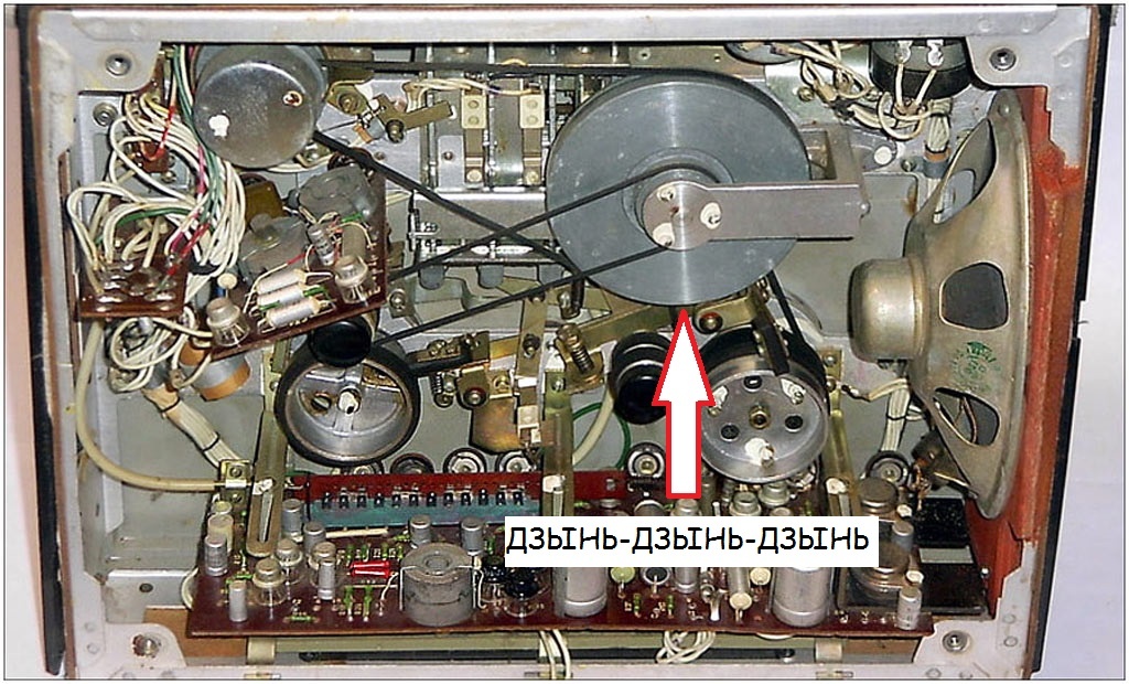 Марку магнитофона не помню. Но круглая металлическая дура очень похожа :)