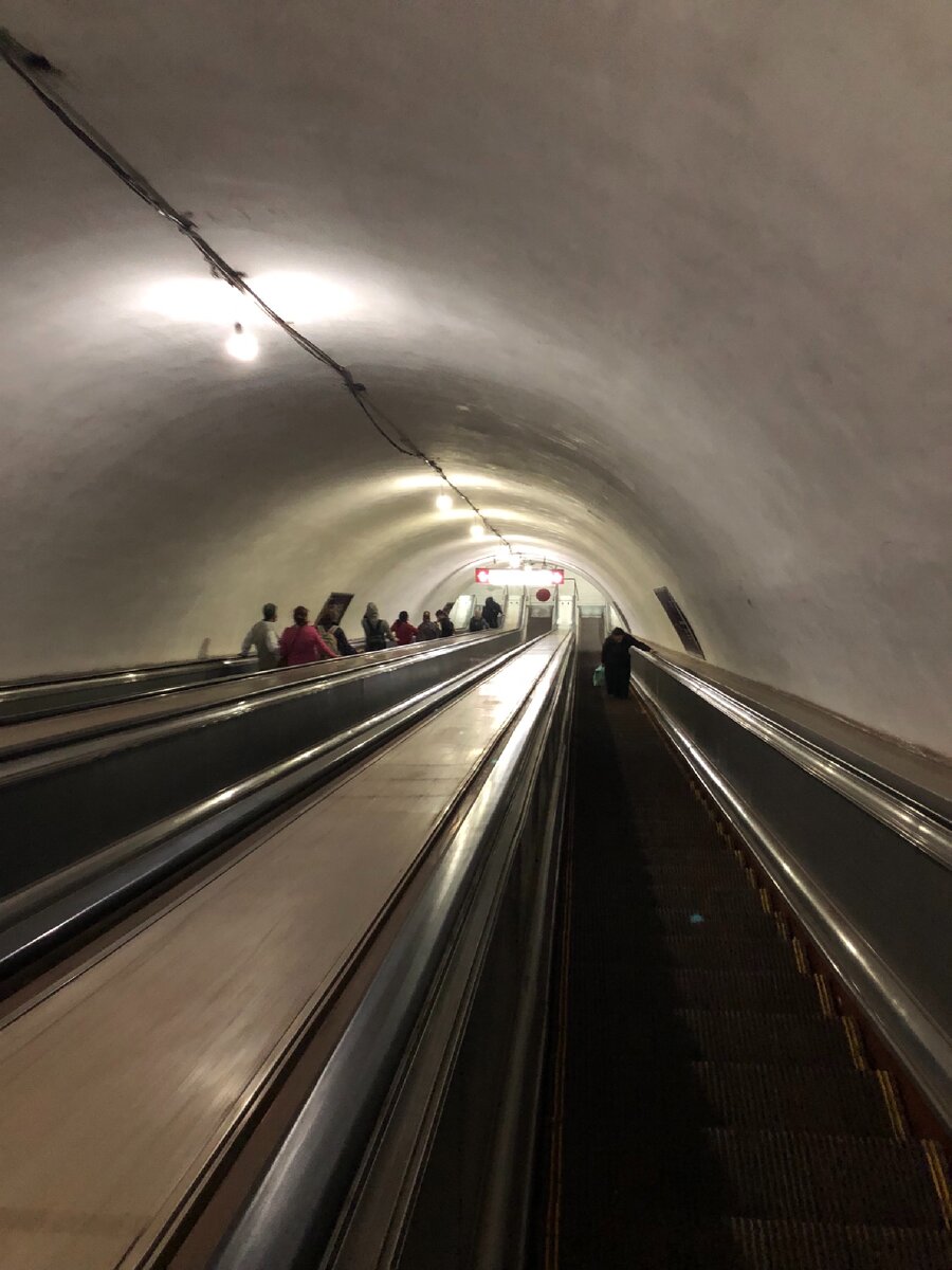 Медленно едем под землю...