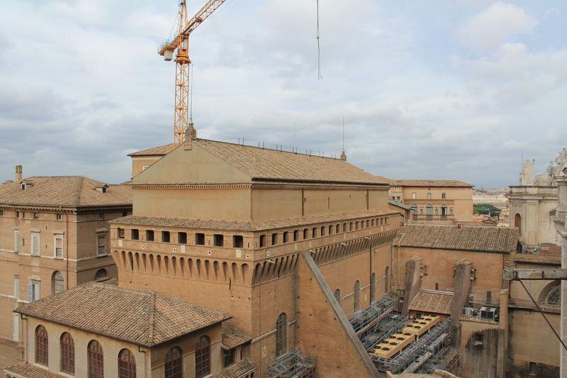 Сикстинская капелла, вид снаружи. Времена тогда были неспокойные, папы были теми ещё пройдохами, смиренно воевали и отбирали земли у окрестных итальянских графьёв да князьёв, ну и ответку получали, при случае. Потому снаружи видок у возвышенно-эстетической домовой церкви вполне себе крепостной. Это наоборот, более поздние, замирённые папы, постарались изначальный фортификационный вид Сикстинской капеллы сгладить.