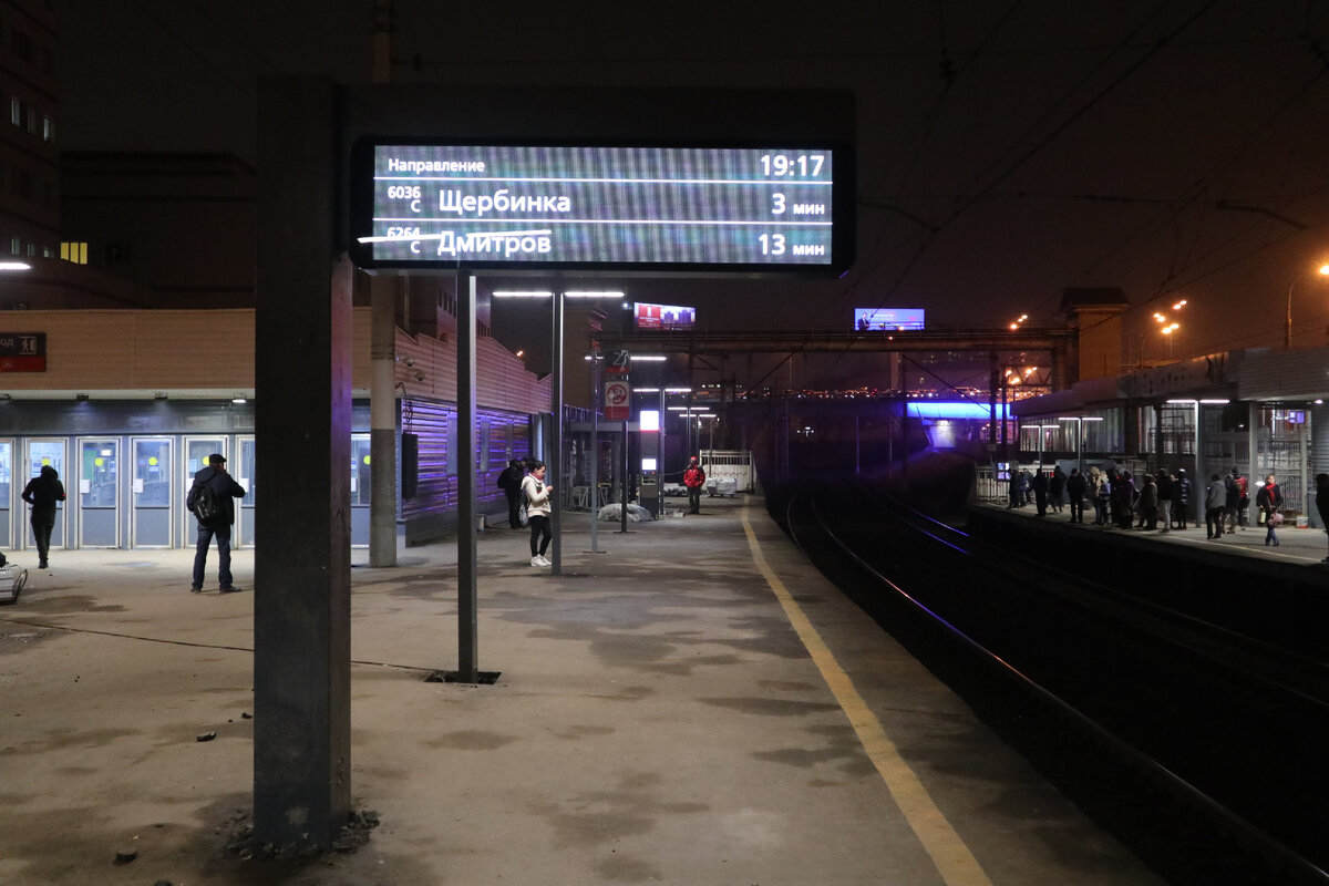 Поезда МЦД будут ходить раз в 15 минут. В промежутках между ними - дальние электрички, дальние поезда и всё остальное. Кстати, в Щербинку проехать отсюда остаётся возможным всего несколько недель. С вводом нового графика в декабре сквозное движение с Курского на Белорусское направление будет прекращено. Так что пользуйтесь, пока дают. 