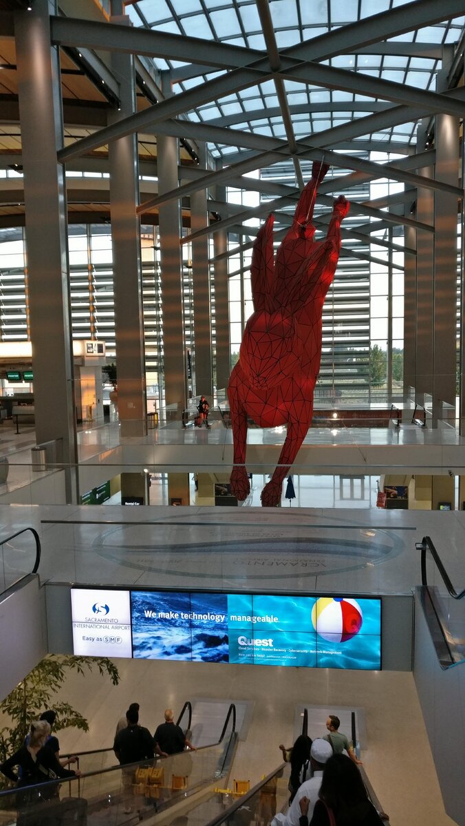 США. Сакраменто. Аэропорт и инсталляция "Прыжок"