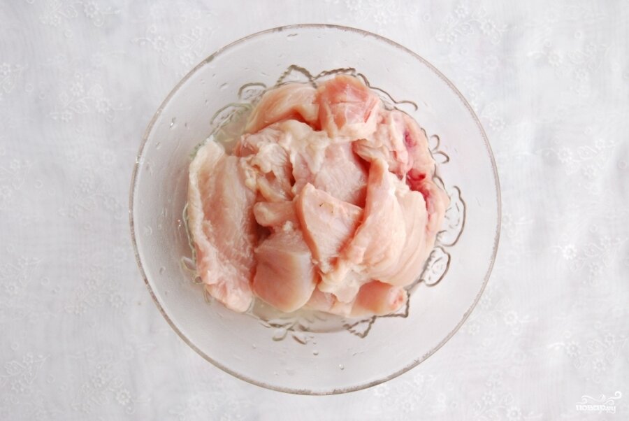 
Приготовьте куриное филе. Порежьте его на несколько небольших кусочков.