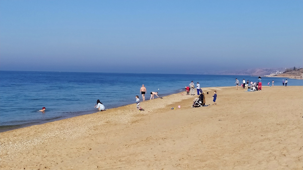 Народ не только загорает, разгуливая по пляжу в купальный костюмах, но и купается. 