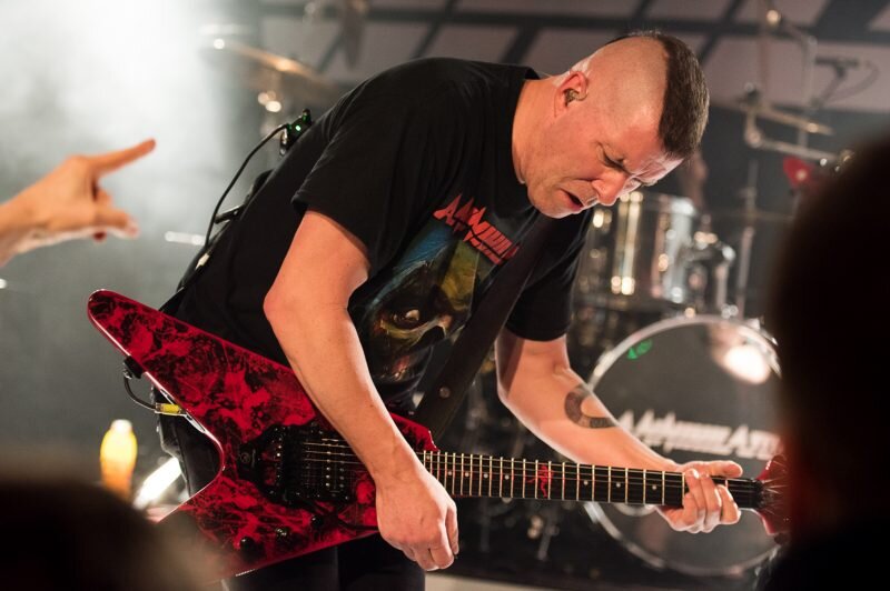 Джефф Уотерс, его ирокез и какая-то очень вдумчивая партия на шестиструнке!