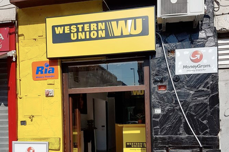 Фото со страницы Western Union Napoli в Facebook