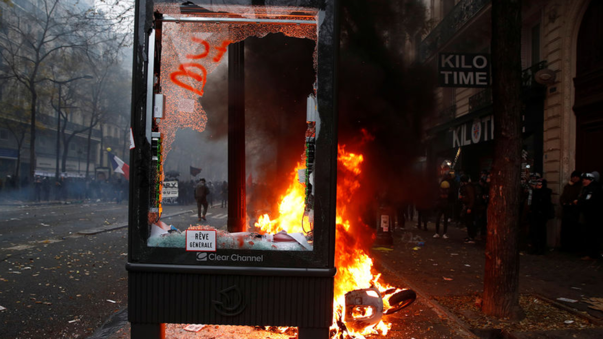 Последствия беспорядков видно сразу.