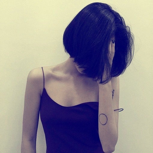 Сейчас я буду говорить не очень приятные вещи. Так что слабонервным, просьба пройти мимо. Я буду говорить правду. Знаете бывает живешь себе спокойно, думаешь, что все хорошо, что тебя любят, о тебе беспокоятся. Ты тоже переживаешь, любишь, готов последнее отдать. И вроде все взаимно и прекрасно. Но! Наступает момент и ваши глаза наконец-то открываются.. И оказывается вами просто пользовались. А чё нет то? Вы добрые, легкие, приятные, уютные. Вам можно многое наобещать, выполнить лишь малую часть, ну, чтобы вы поверили, и продолжать дальше кормить обещаниями, лишь бы вы были рядом. Вы все простите, проглотите, поверите. Вам многое не нужно. Вы поддерживаете, позаботитесь. И вам кажется, что к вам ровно такое же отношение. А на самом деле вы удобные. От вас можно взять все, что угодно. В замен вы ничего не попросите. Но всегда настанет минута, когда вам тоже захочется тепла, поддержки, отдачи, заботы. И вот в этот момент вы становитесь неудобными. На вас нужно тратить силы и энергию. И что же происходит? Конечно же человек пропадает, не может (НЕ ХОЧЕТ) ничего объяснить, злится, замолкает. Ему плевать как вы себя сейчас ощущаете, что вы думаете. Вами просто попользовались. Так что как мне сказали однажды:"учись читать между строк". Сложно. Но крайне необходимо. Я сейчас не говорю, что все такие ужасные. Нет. Есть те, кто всегда найдет на вас время. Даже если это и неудобно, все равно поможет. Будет рядом в трудную минуту. И чаще всего таких людей не нужно просить, они вас чувствуют и видят вашу беспомощность. Цените таких людей. Это большая редкость. У меня всё