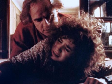 Знаменитая пара Марлона Брандо и Марии Шнайдер в бессмертном шедевре Бернардо Бертолуччи, который рассорил с режиссером всю съемочную группу и стал объектом нескольких судебных разбирательств, но навсегда вошел в историю кино. Париж, конец освободительных шестидесятых годов. Американец, уже перешагнувший сорокалетие, знакомится на улице с юной парижанкой – странноватой и эксцентричной особой. Между ними разгорается невероятная и беспредельная страсть. Они не знают имен друг друга, не расспрашивают о жизни до встречи, не интересуются планами. Но общество, привыкшее к строгости и канонам, постепенно начинает вмешиваться в их первобытную страсть. Со временем Она понимает, что ей нужна определенность. А Он понимает, что не сможет жить без нее. Вынужденный начать рассказ о себе, Он еще не знает, к чему приведет раскрытие всех карт.
