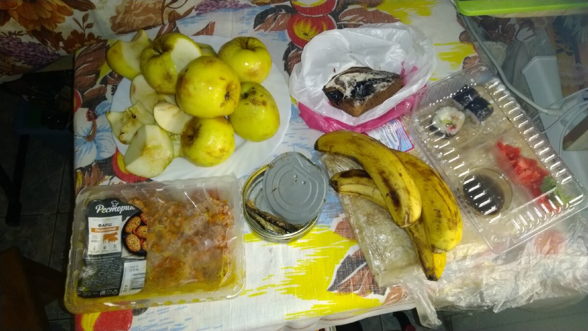Много яблок, бананы, кусок торта, несколько роллов, шпроты и фарш