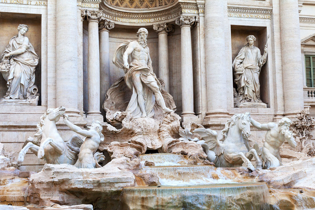 Ежедневно сотни туристов собираются у фонтана в надежде сделать приличный снимок без чьей-то головы в кадре.