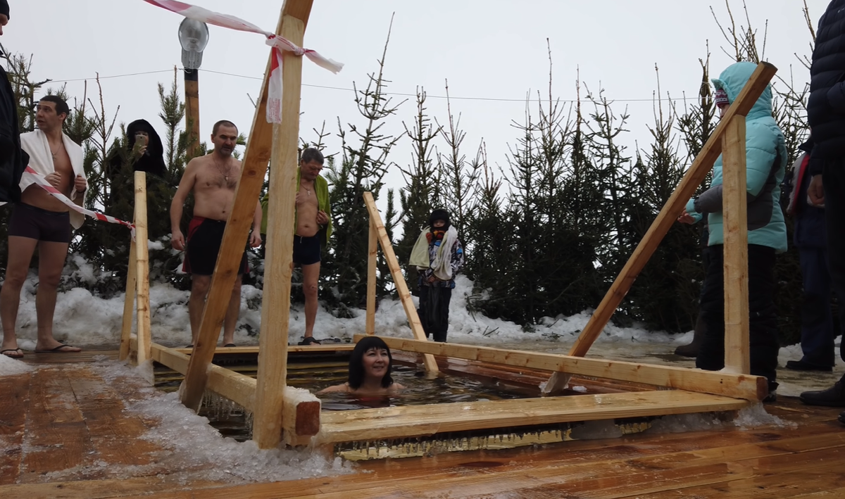 Ещё больше они удивились, когда пошли купаться и женщины, и дети:)                                            Источник фотографий - YouTube канал Евгения Щекина https://clck.ru/Lasjm