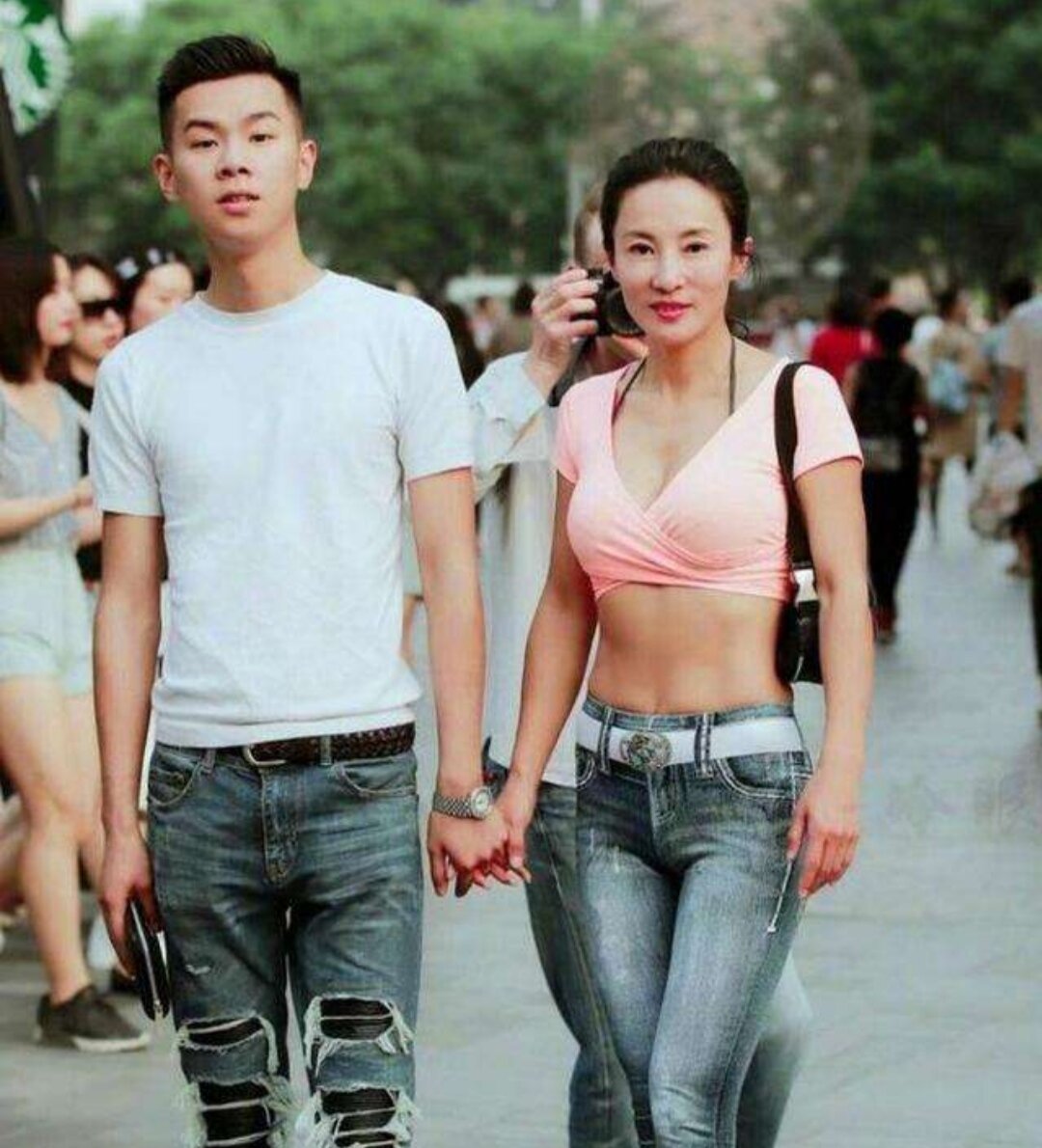 Потрясшая соцсети 50-летняя китаянка с сыном                                                                               
