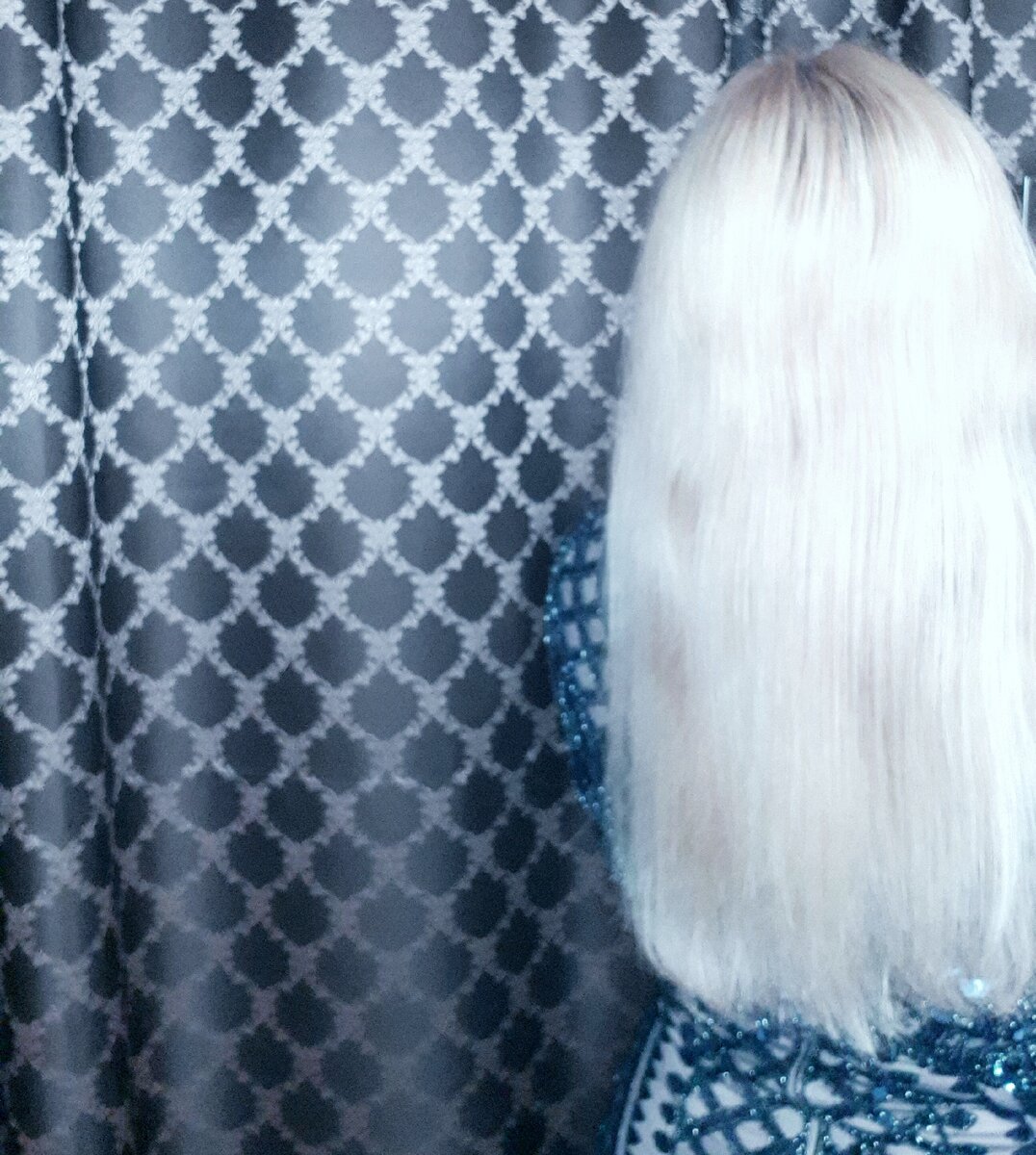 Фото от СмиКорина для Яндекс Дзен. Волосы вымыты и высушены естественным путем. Сверху нанесен спрей, волосы просто расчесаны (нет укладки). Если их подкрутить, то получается красивая грива, а не 3 волосинки))