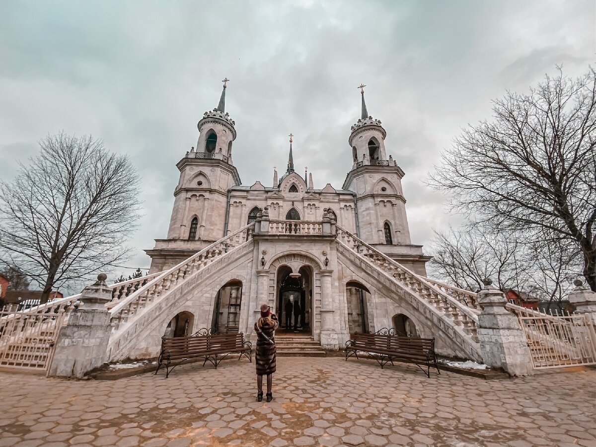 Церковь на первом этаже — действующая.