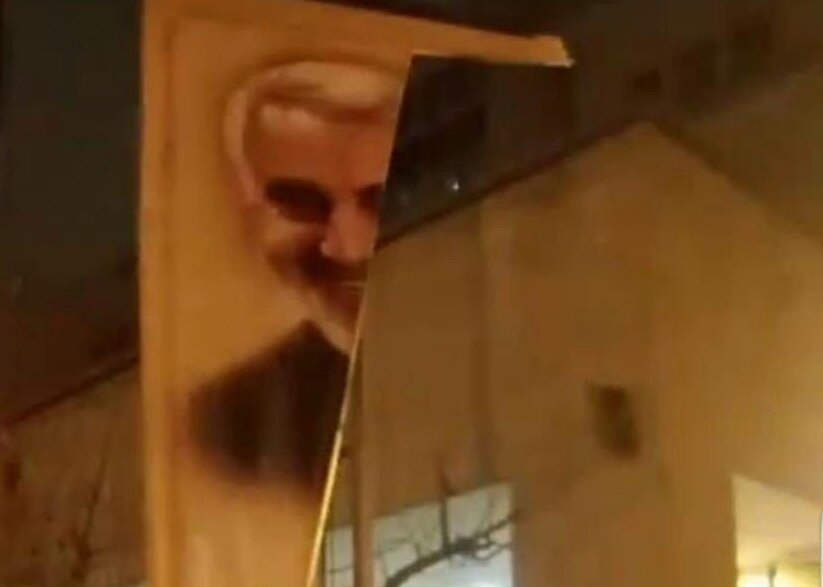 Студенты разорвали плакат Касема Сулеймани