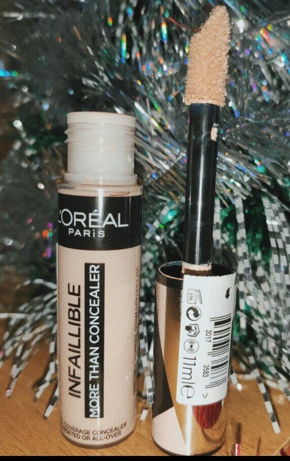 ✅ - Оттенок, текстура. 
У данной линейки консилеров достаточно большая цветовая палитра, даже самая белокожая девочка найдёт для себя нужный оттенок. Это большой плюс. У меня кожа с нейтральным подтоном, мне очень подошел оттенок 323 - он немного светлее, но смотрится хорошо. Приложу фото при дневном освещении. Он очень хорошо тушуется и распределяется по коже. Консилер очень плотный. И что самое интересное - экономный в использовании, так как лично мне хватает сделать пару маленьких точек, чтобы распределить его по всему лицу (на нужных местах: под глазами, Т-зона, немного на щёки). Синяков под глазами у меня нет, поэтому насчёт этого ничего сказать не могу, но перекрытие у него хорошее, главное для этой области побирать все таки более персиковые оттенки, они хорошо скрывают синячок и делают взгляд более отдохнувшим и свежим.