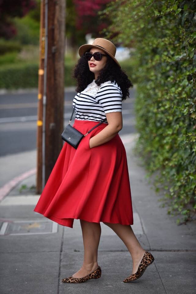 Источник фото: https://art-assorty.ru/36334-polnye-devushki-v-krasnyx-yubkax.html