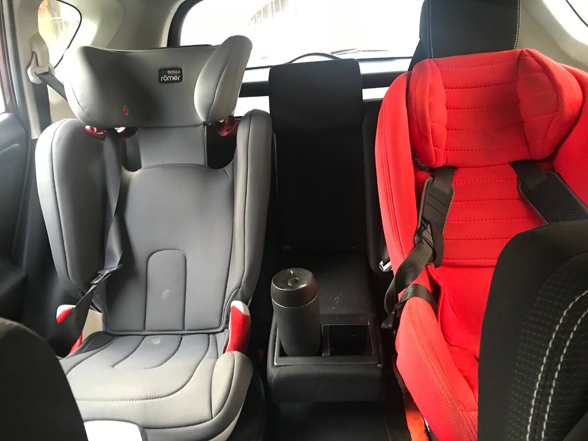 Два кресла ISOFIX отлично помещаются сзади, а столик для кружек и бутылок очень помогает в дороге.