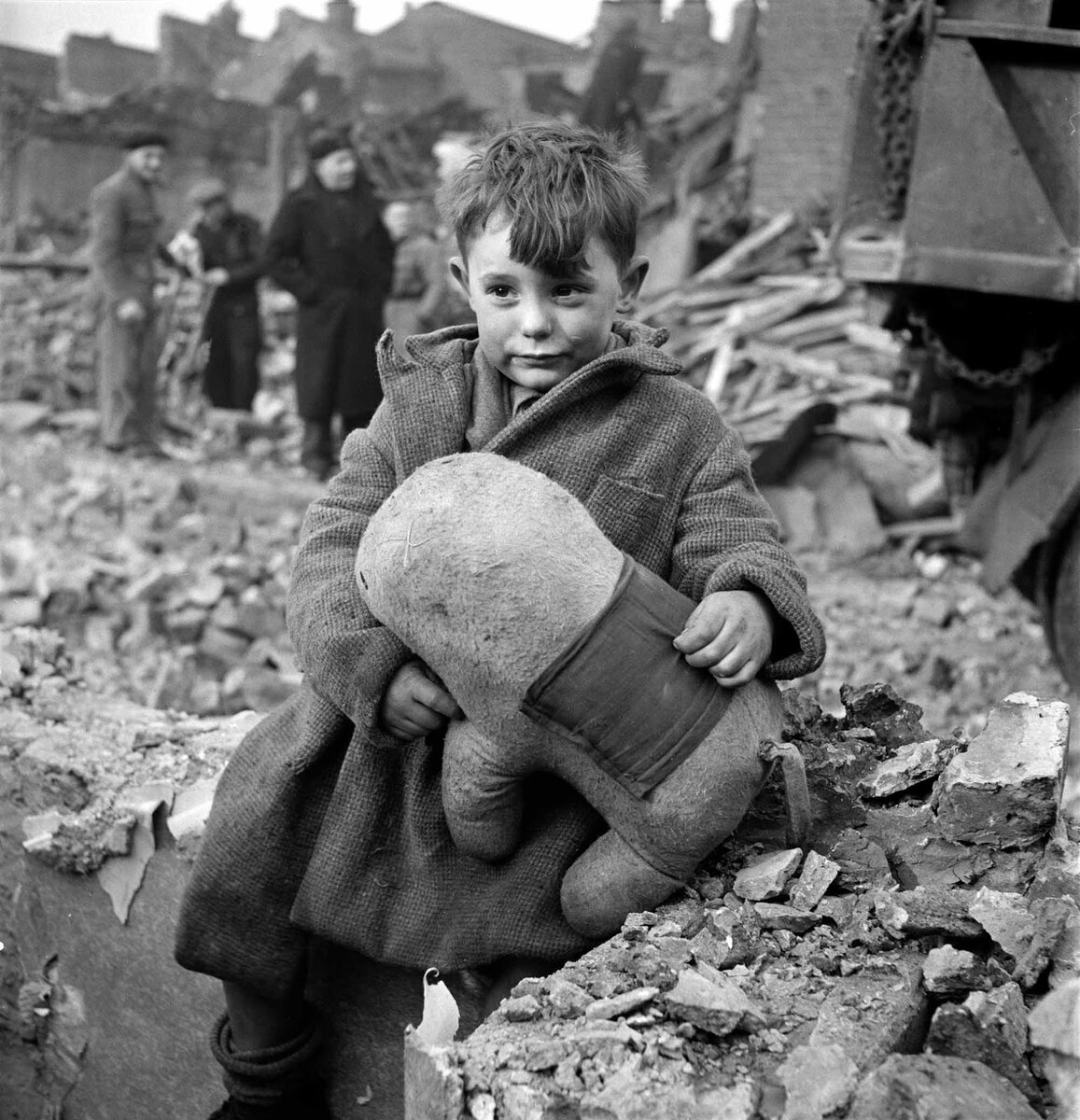Мальчик и его плюшевый друг. Лондон, 1945 г. фотограф Тонни Фрисселл