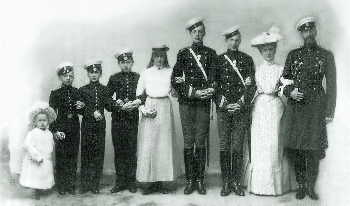 На фото один только великий князь Константин Константинович с женой и детьми (не всеми). У большинства других князей тоже были большие семьи 