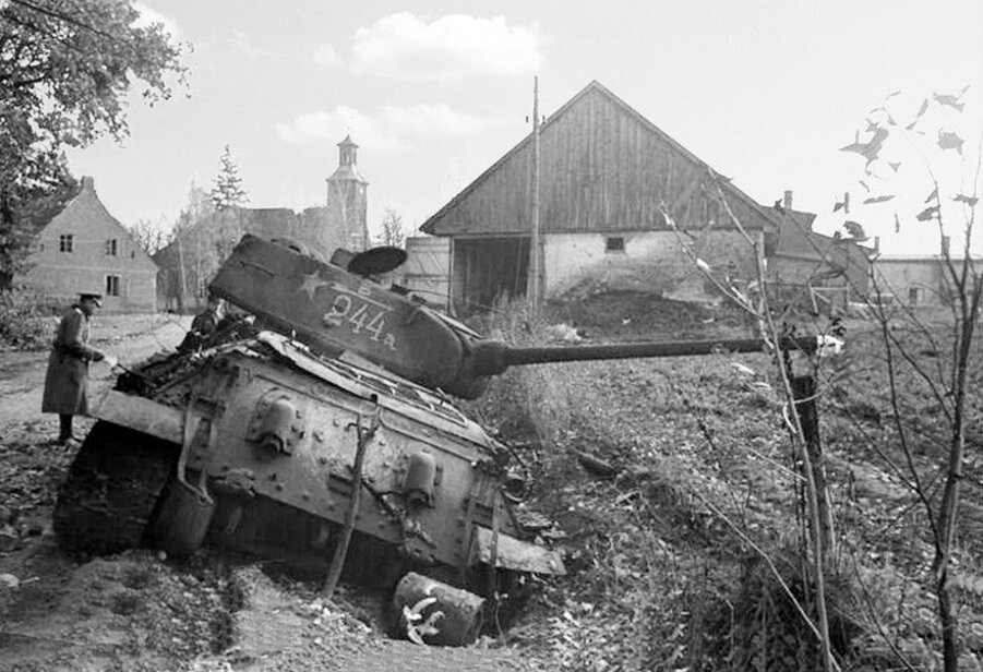 Подбитый советский танк Т-34-85 на окраине Неммерсдорфа.