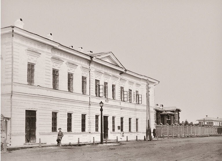 Фото 1890 года. Здание по улице Степана Разина в Иркутске. В настоящее время здесь и располагается почтовое отделение № 25