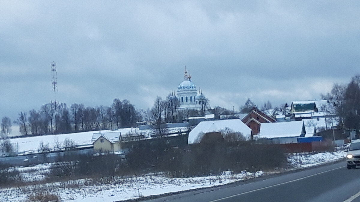 Вид с дороги на церкви.