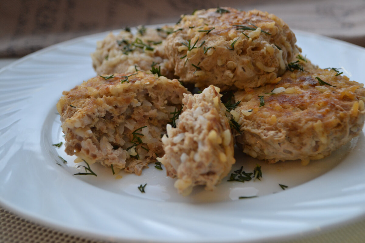 Ежики с мясом и рисом. Мясные ежики. мясные ёжики с рисом. ежики мясные приготовление. как выглядят мясные ежики.