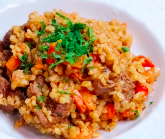 Булгур с мясом на сковороде. Булгур с говядиной. Булгур с говядиной и овощами. Булгур плов с говядиной. Плов с булгуром и говядиной