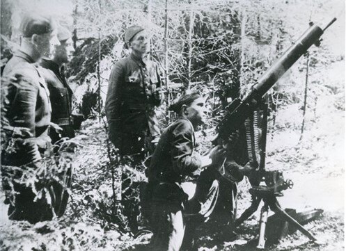 Бойцы польского Сопротивления готовят к бою пулемет wz. 30 в ходе Варшавского восстания в конце лета 1944 г.