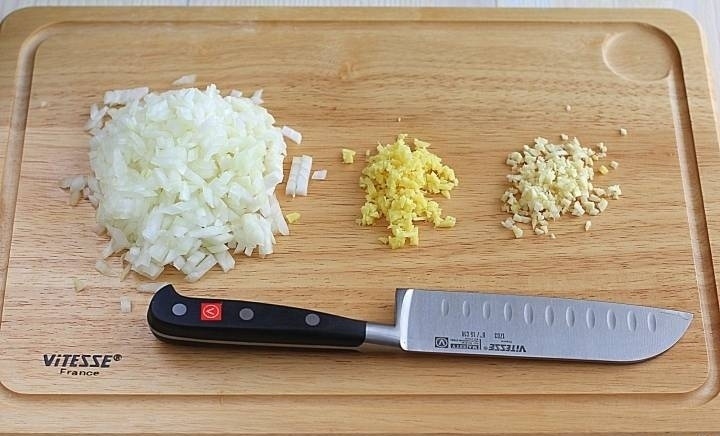 Репчатый лук нарезаем небольшими кубиками, а чеснок и имбирь измельчаем ножом.