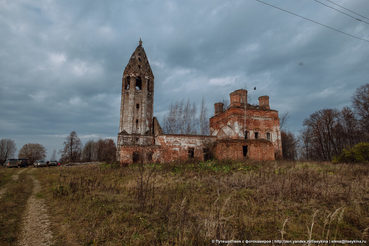 Заброшенный и разворованный храм в селе, с населением 1 (один) человек. Показываю, что увидела внутри