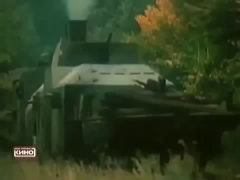 Разглядеть что-то на всех кадрах довольно сложно. В качестве бронепоезда использована какая-то конструкция, на мой взгляд, явно бутафорская.