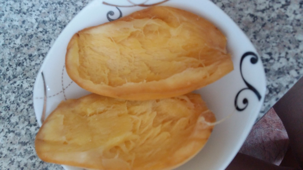 Манго моем, разрезаем, убираем косточку.