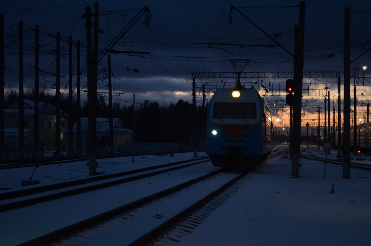 Смена локомотива у поезда 48 Москва-Нижний Новгород (ранее следовал до Мурома). Вид в сторону Черустей. 