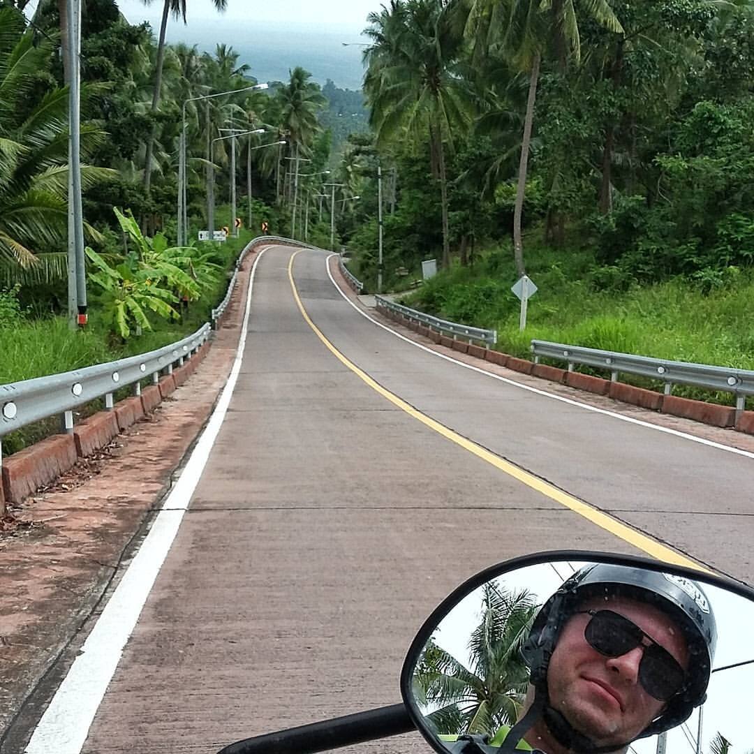 Здесь нереально красивые дороги - едешь и любуешься зелеными склонами гор, а сквозь густые заросли пальм мелькает бирюзовое море...