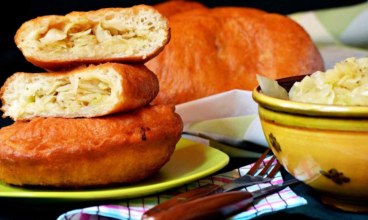 Пирожки с капустой хорошо и печеные, и жареные:) (Фото из открытых источников)