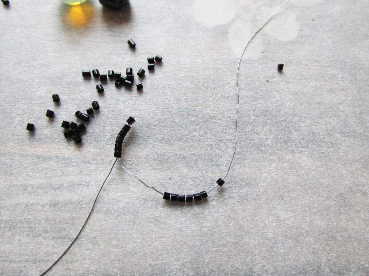 Паук из бисера и бусин: пошаговая схема плетения для начинающих