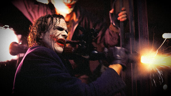 Привычный нам Джокер, какого мы запомнили по фильму "Тёмный Рыцарь" и великолепной игре Хита Леджера