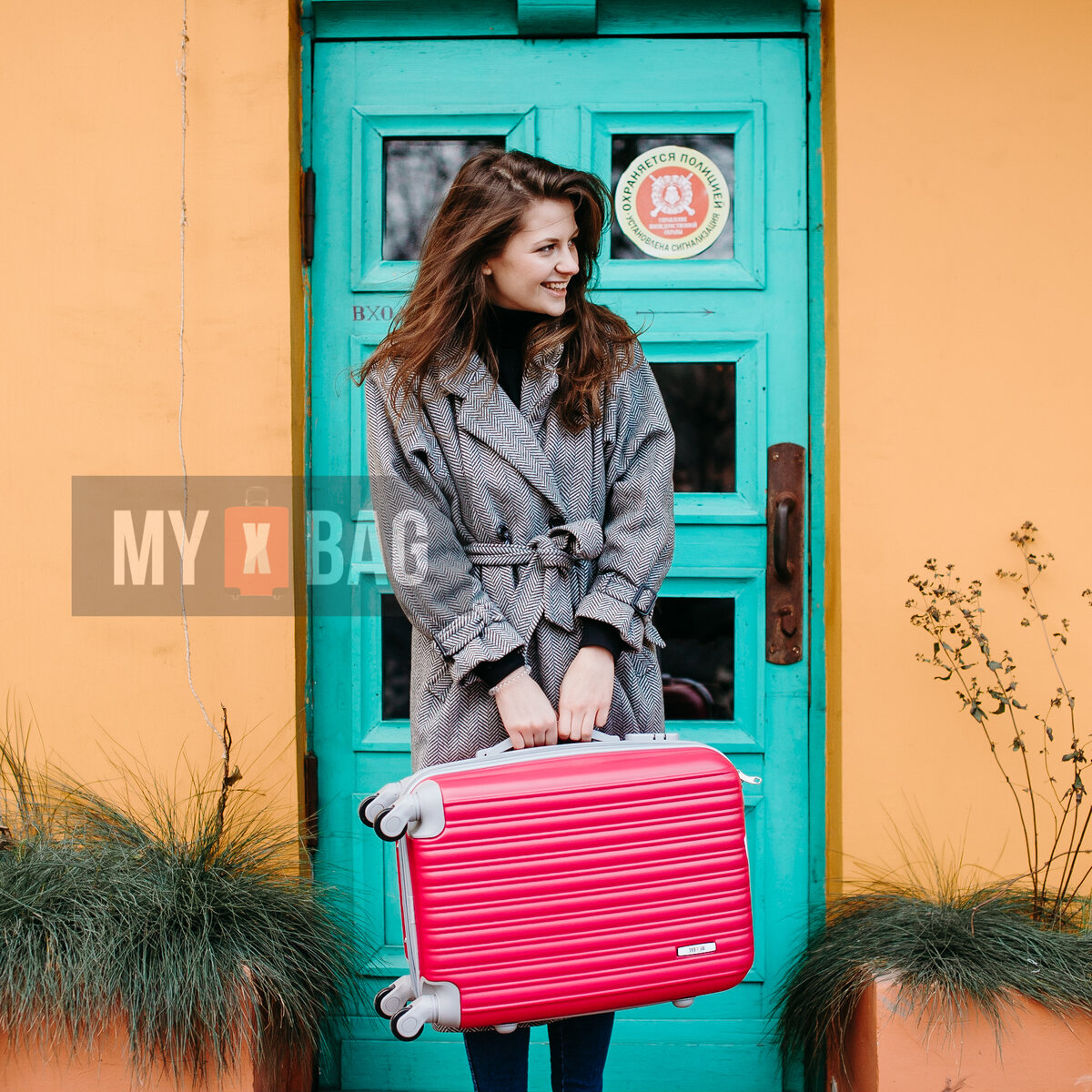 Чемодан из пластика бренда myxbag