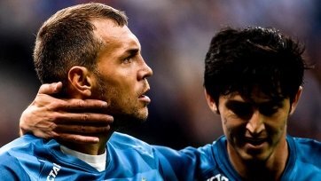Фото: sportbox.ru«Зенит» и ЦСКА выдали два разных тайма. Первый благодаря голам Кристияна Бистровича и Федора Чалова остался за ЦСКА. А во втором свое веское слово сказали бомбардиры питерского клуба: Артем Дзюба оформил дубль, а третий, победный, мяч забил Сердар Азмун. При этом три голевые атаки сине-бело-голубые соорудили за какие-то 5 минут.
