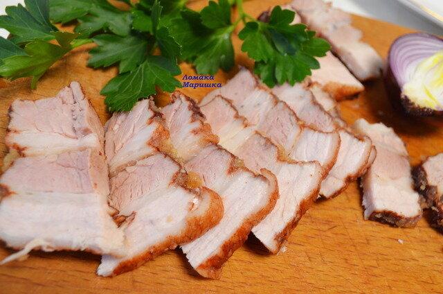 Давно не покупаю грудинку в магазине, приготовить не сложно,получается всегда вкусно, сегодня поделюсь одним из вариантов приготовления. 