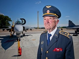 Полковник в отставке Шрамек.