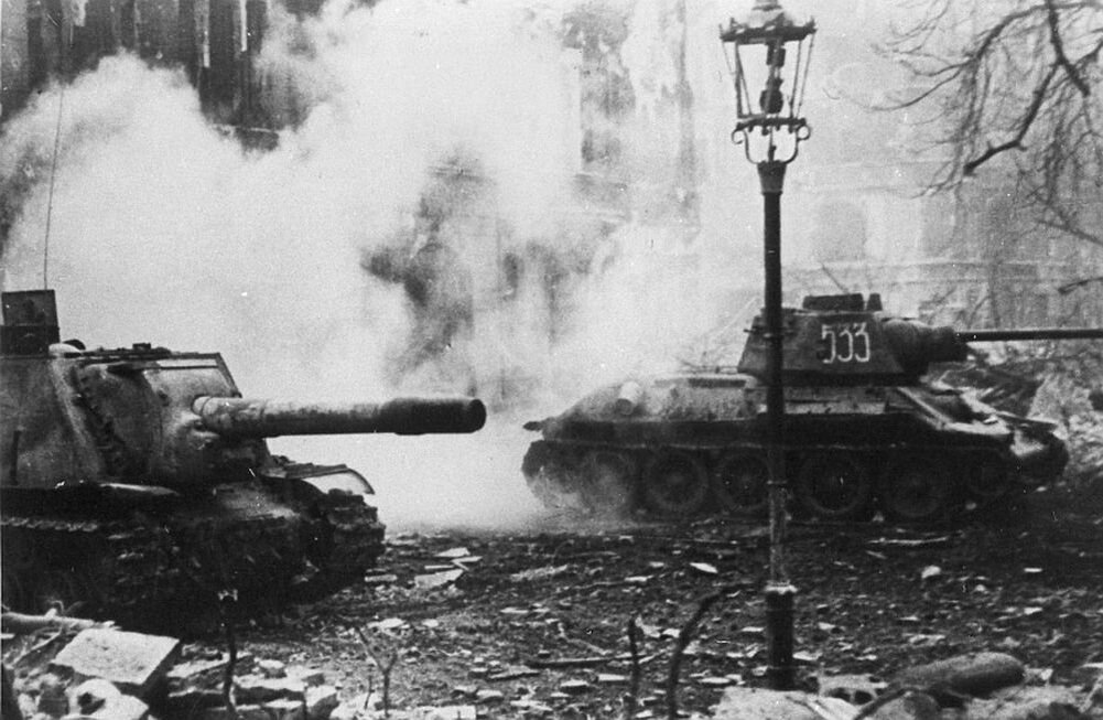 Боевые машины 2-й гвардейской танковой армии ведут бой в Германии. Фото: waralbum.ru